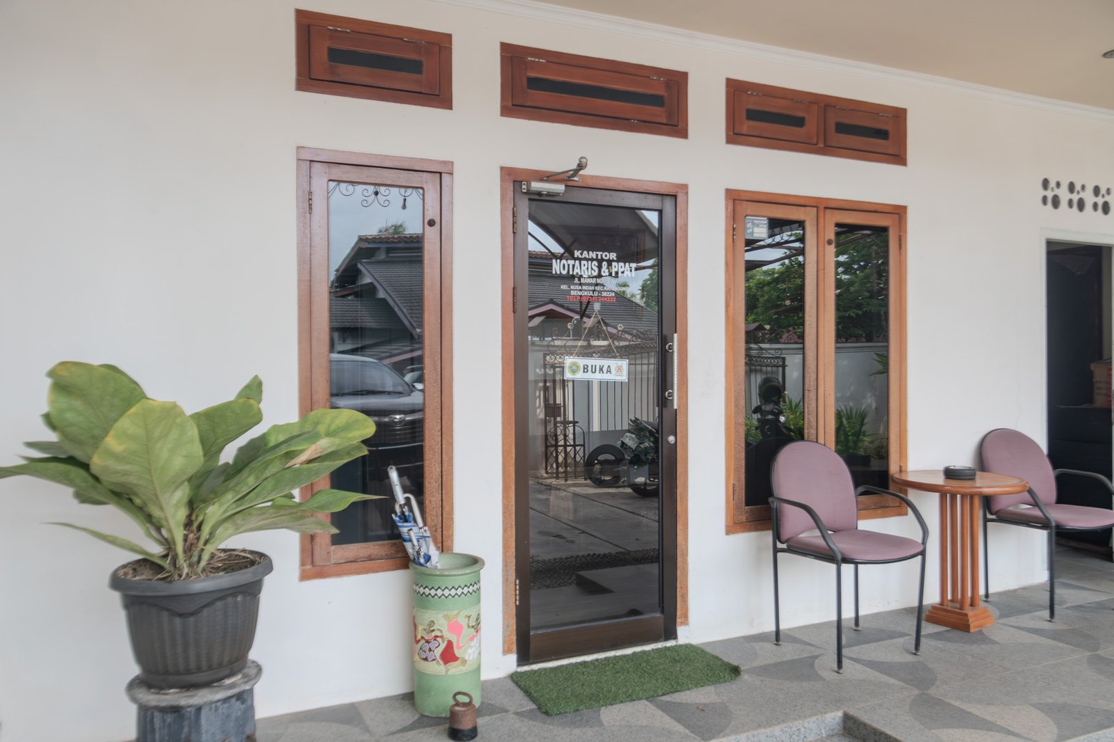 Pintu masuk utama kantor